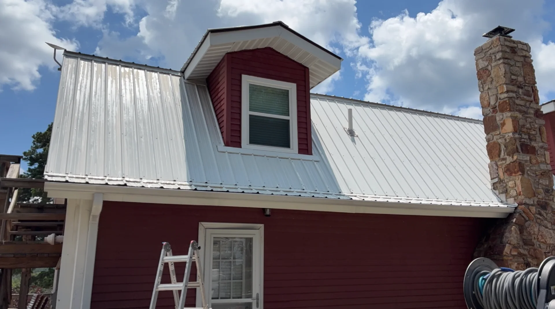 Clean metal roof and dormer on a Mountain View Arkansas home after roof soft washing
