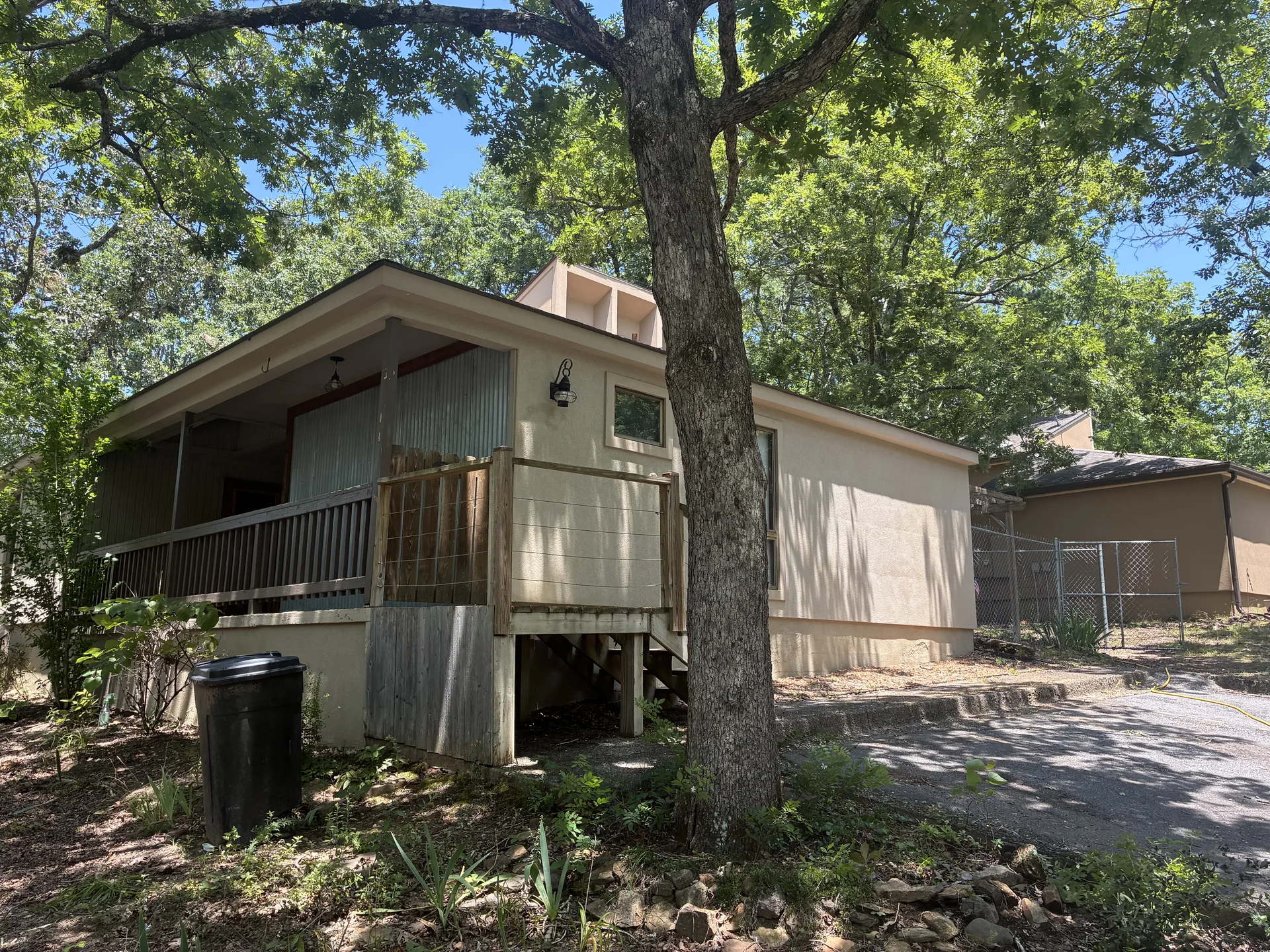 Stucco house in Fairfield Bay Arkansas after soft washing, seen from the mailbox